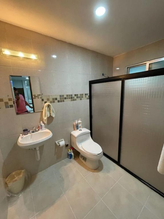 Koupelna v ubytování Casa con alberca en el centro de Puerto Progreso