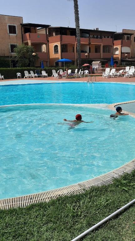 2 personas nadando en una gran piscina en Matera Da - Mare en Marina di Pisticci