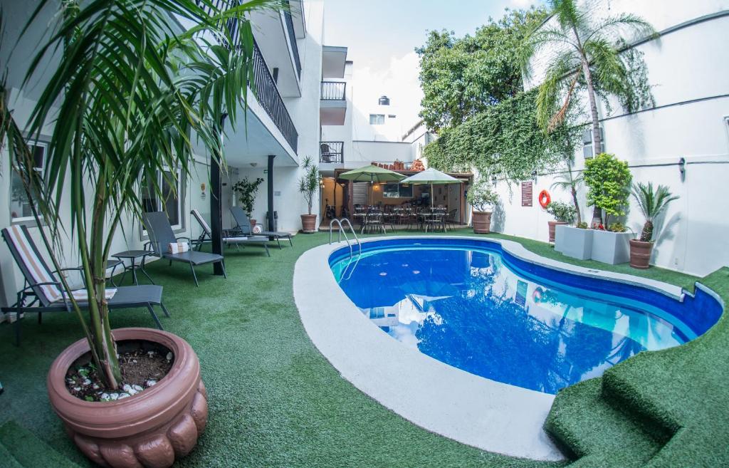Bazén v ubytování Del Marques Hotel and Suites nebo v jeho okolí