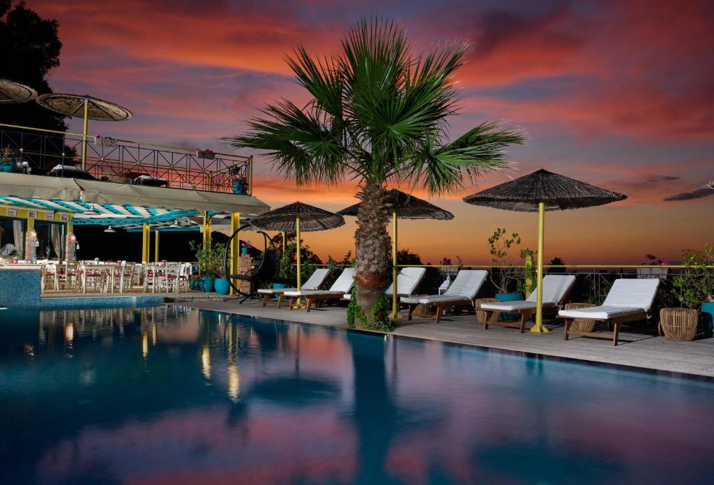 The swimming pool at or close to Kastro Maistro