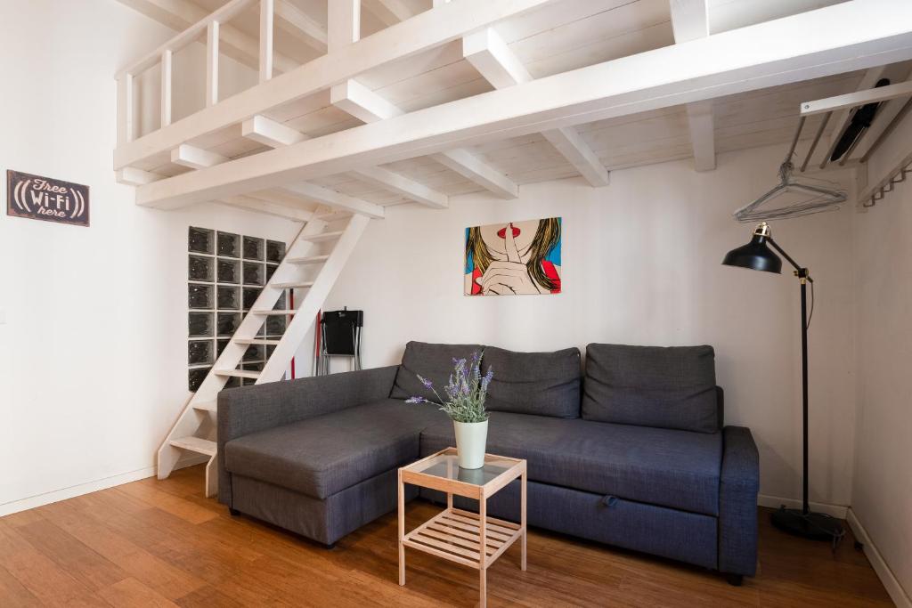 Uma área de estar em Cozy Apartment near Navigli