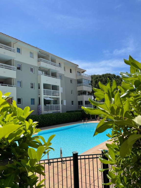 een zwembad voor een gebouw bij Appartement avec piscine privée in Cagnes-sur-Mer