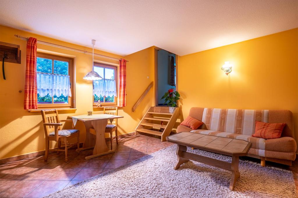 - un salon avec un canapé et une table dans l'établissement Ferienwohnung Spielzeughof, à Seiffen