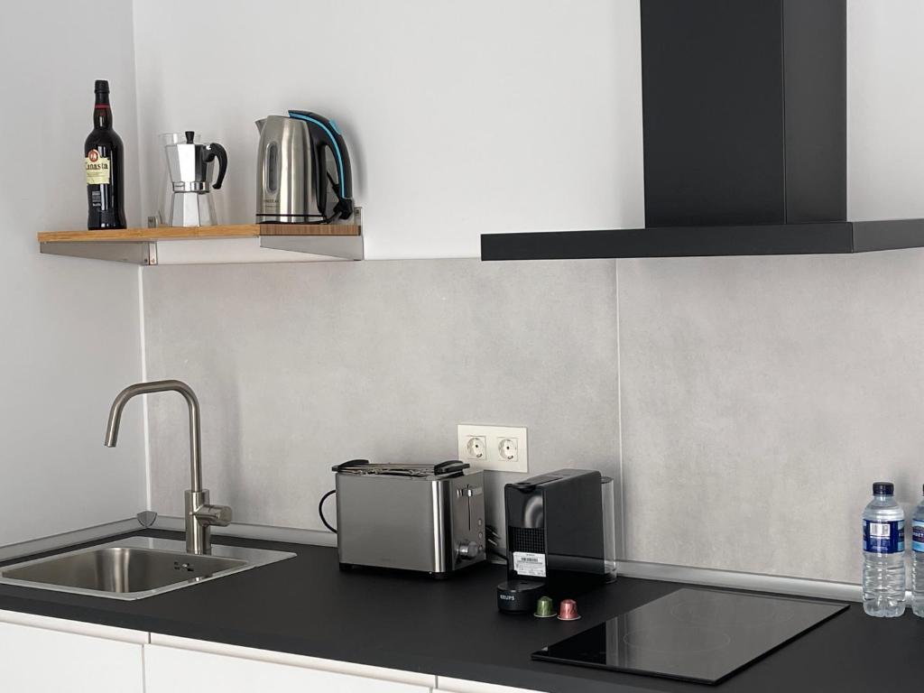 Kuchyň nebo kuchyňský kout v ubytování San Lorenzo Apartamentos y Suites