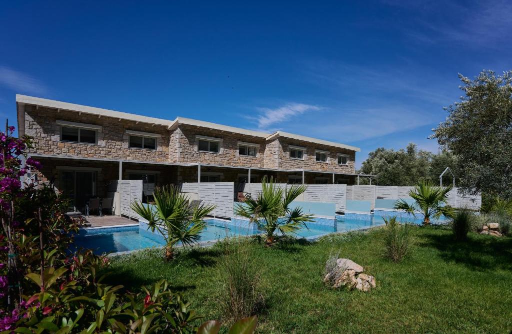 The swimming pool at or close to Kastro Maistro