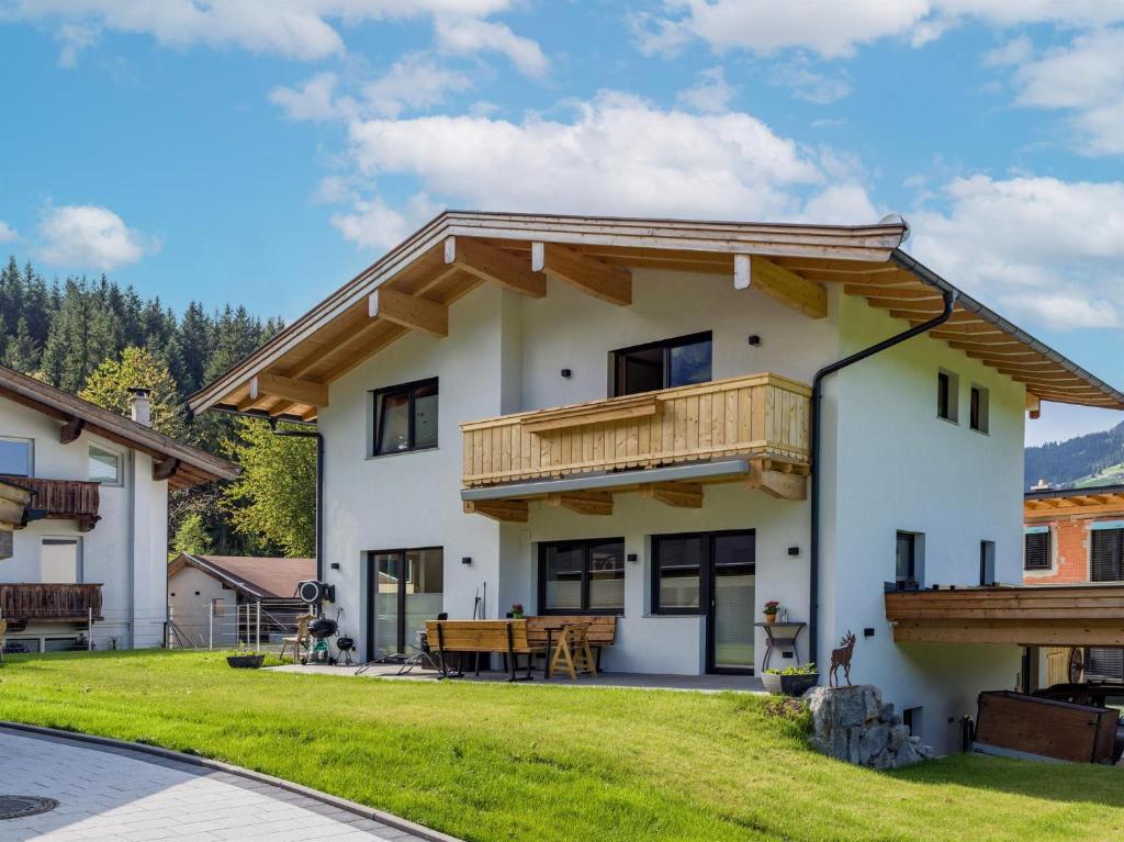 Cette maison dispose d'un balcon et d'une terrasse en bois. dans l'établissement Haus Brixenbach, à Brixen im Thale