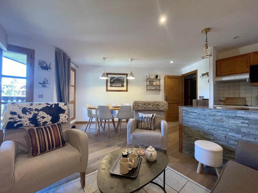 a living room with a couch and a table at ARC 1950 Appartement de Standing rénové avec vue sur le Mont Blanc - Paradiski 5 Cristaux in Arc 1950