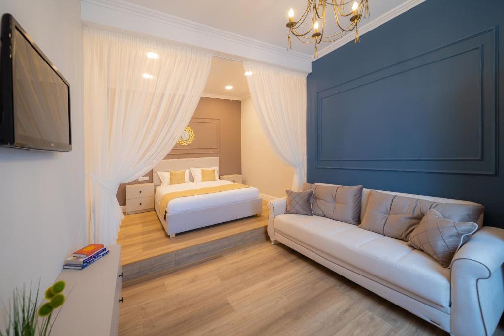 sala de estar con cama y sofá en BlueSky Ultra-Central Premium Apartment, en Oradea