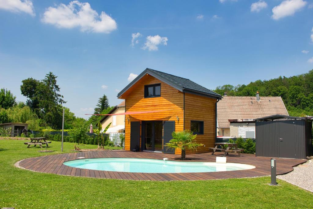 une maison avec une piscine dans la cour dans l'établissement Chez Seb et Lilou, à Flaxlanden