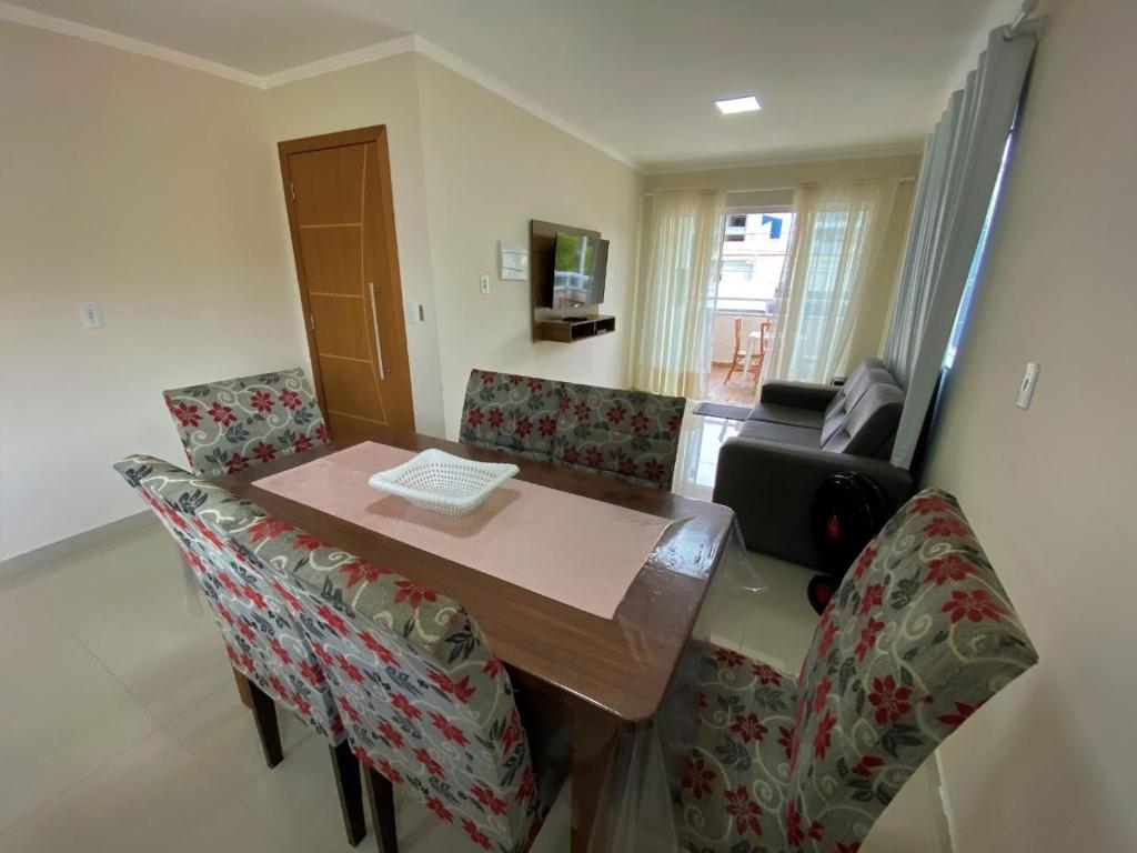 ein Esszimmer mit einem Tisch und Stühlen in der Unterkunft Residencial Miguel in Bombinhas