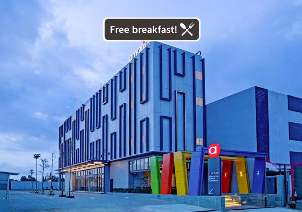 a building with a sign that reads free breakfast at Amaris Hotel Tasikmalaya in Tasikmalaya