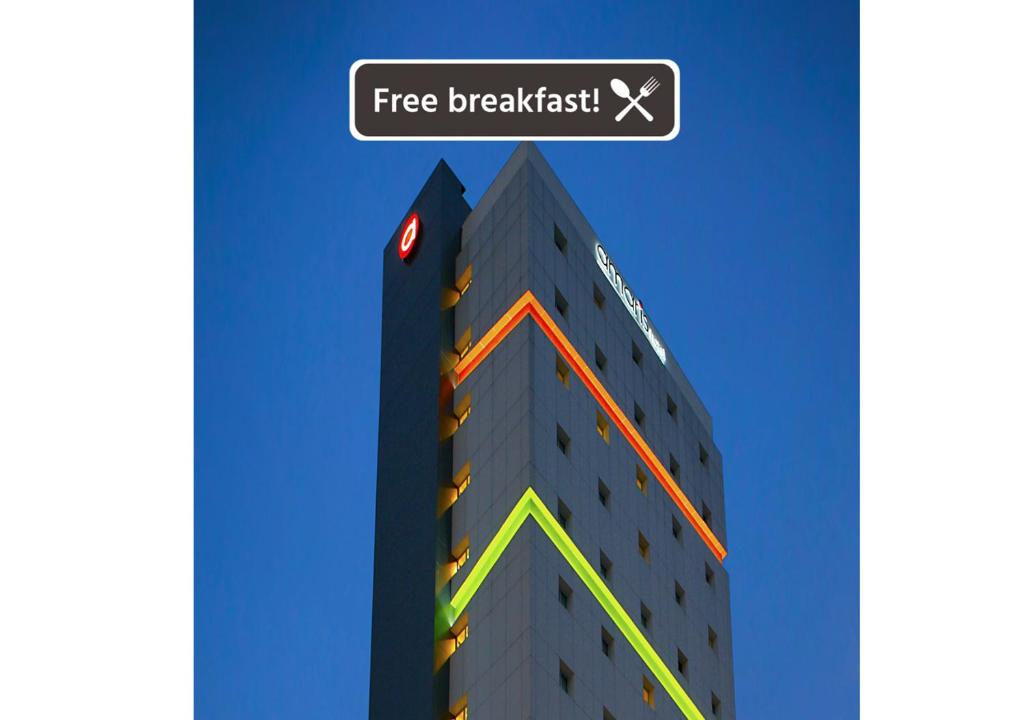 un edificio alto con un cartel que lee desayuno gratis en Amaris Hotel Tendean en Yakarta
