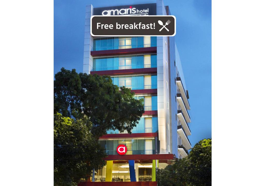 a building with a free breakfast sign in front of it at Amaris Hotel Setiabudhi - Bandung in Bandung