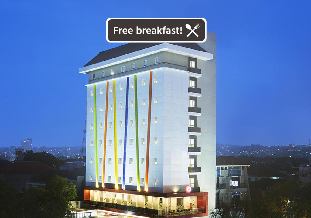 ein Gebäude mit einem kostenlosen Frühstücksschild darüber in der Unterkunft Amaris Simpang Lima in Semarang