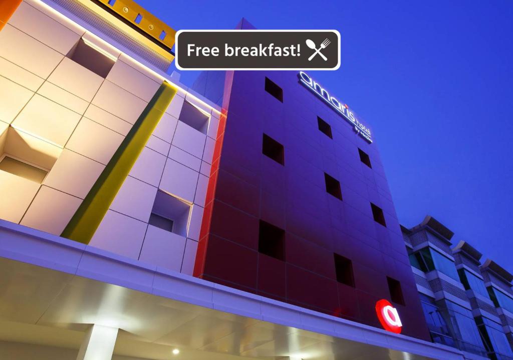 a building with a free breakfast sign on it at Amaris Hotel Nagoya Hill - Batam in Nagoya