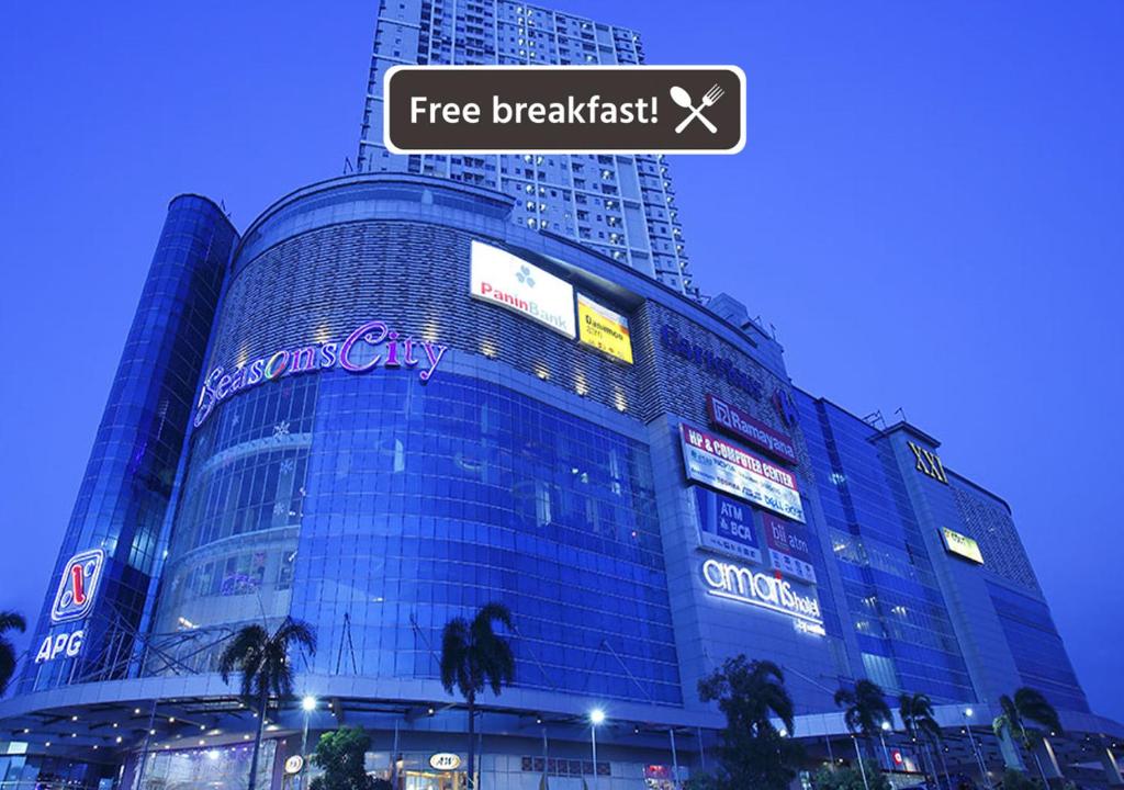 un gran edificio con un cartel que lee desayuno gratis en Amaris Hotel Season City, en Yakarta