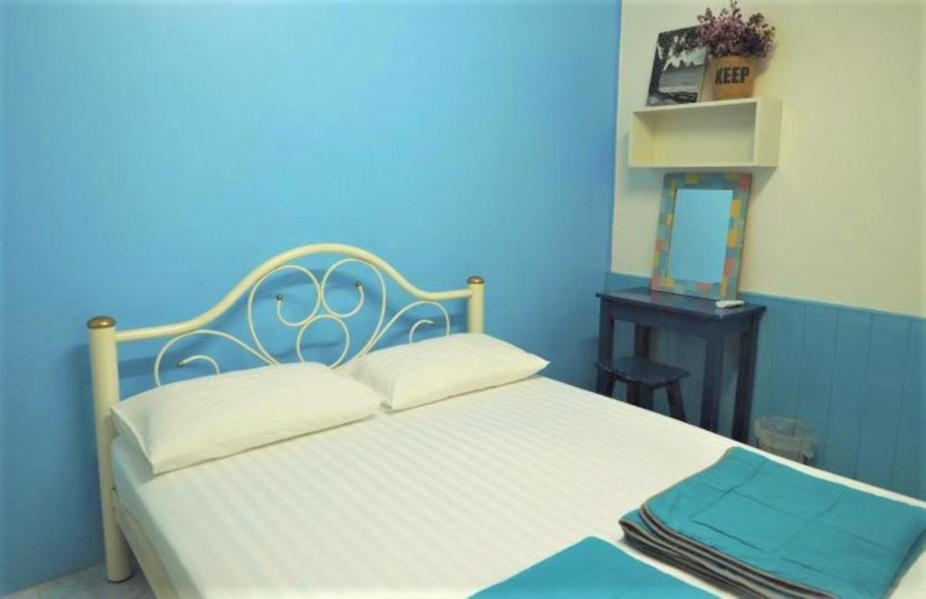 Postel nebo postele na pokoji v ubytování Chanchalay Hip Hostel SHA Extra Plus