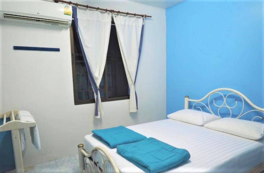 Postel nebo postele na pokoji v ubytování Chanchalay Hip Hostel SHA Extra Plus
