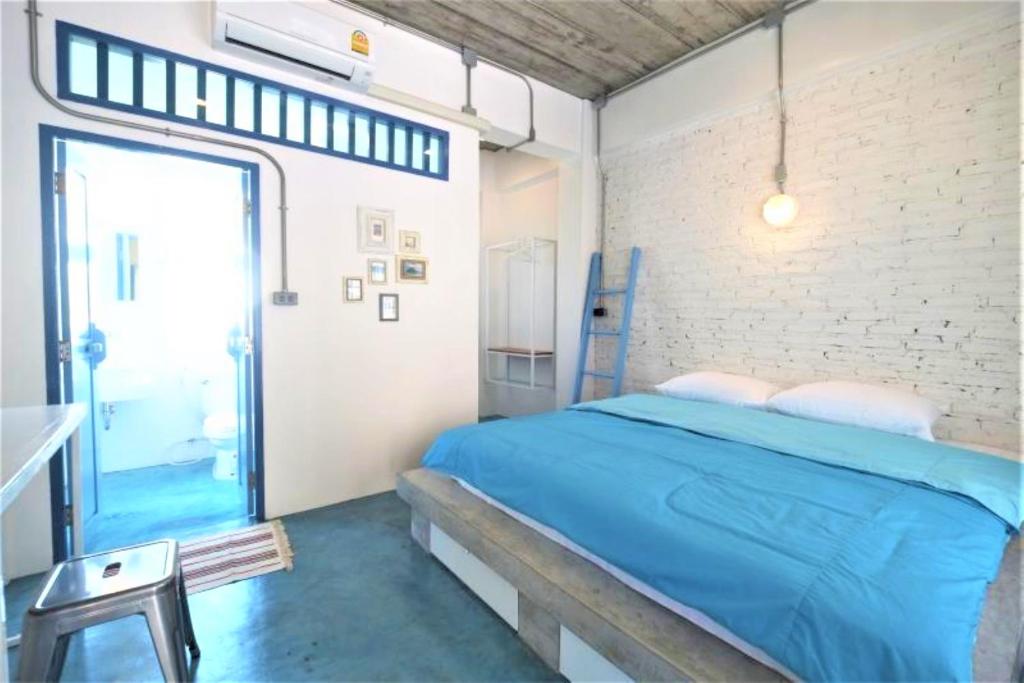 Postel nebo postele na pokoji v ubytování Chanchalay Hip Hostel SHA Extra Plus