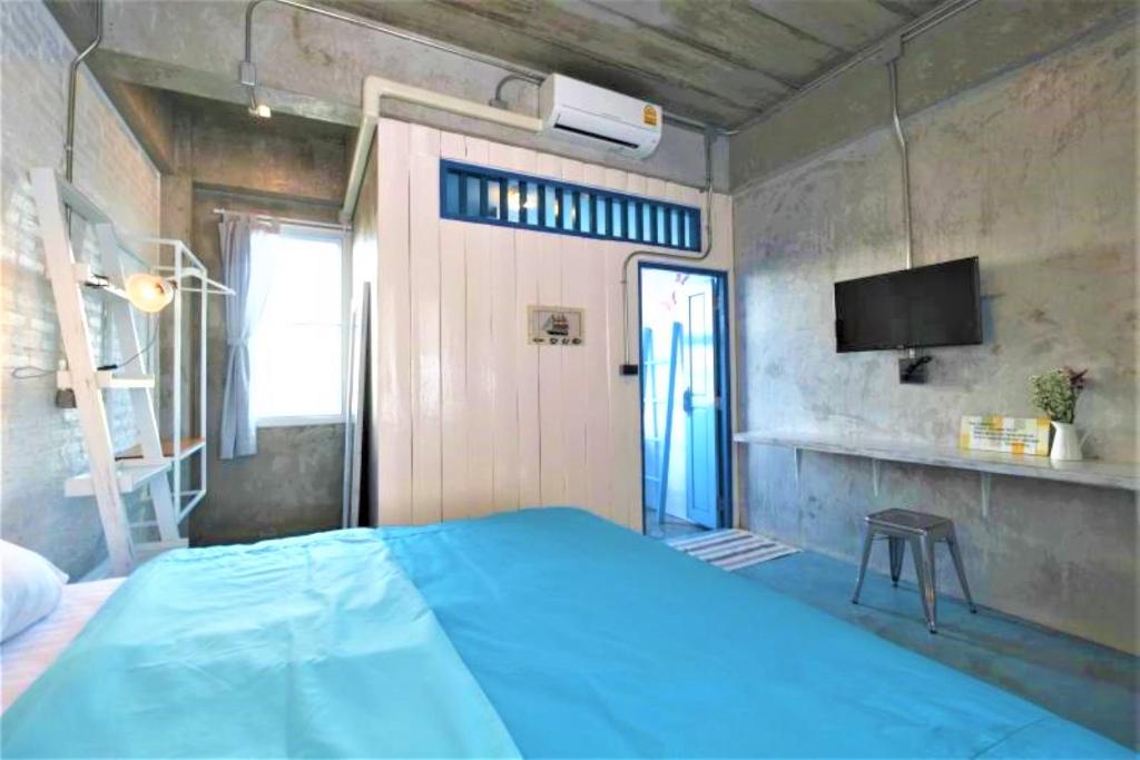 Postel nebo postele na pokoji v ubytování Chanchalay Hip Hostel SHA Extra Plus