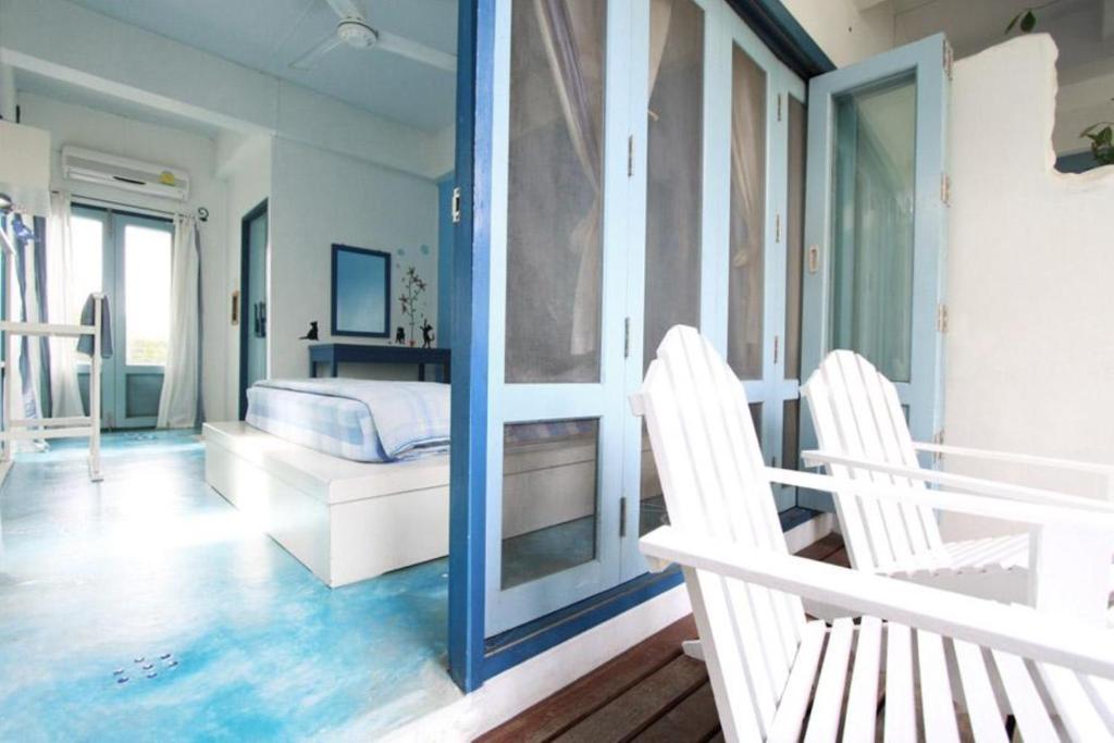 Bazén v ubytování Chanchalay Hip Hostel SHA Extra Plus nebo v jeho okolí