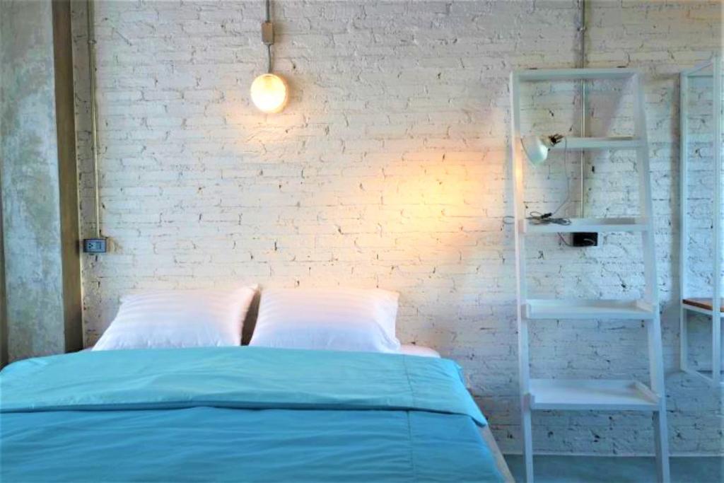 Postel nebo postele na pokoji v ubytování Chanchalay Hip Hostel SHA Extra Plus