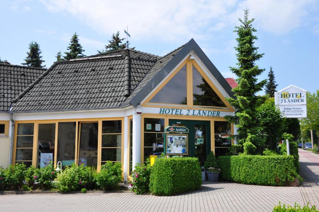 un hotel kmeland con un cartel frente a un edificio en Hotel Zwei Länder en Apolda