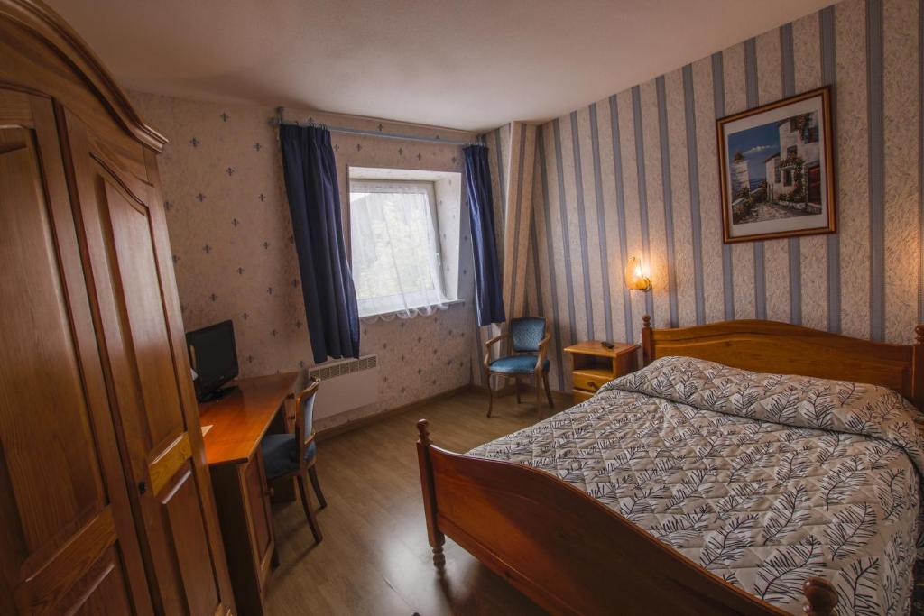 Postel nebo postele na pokoji v ubytování Logis Hôtel Restaurant Hostellerie de l'Étoile