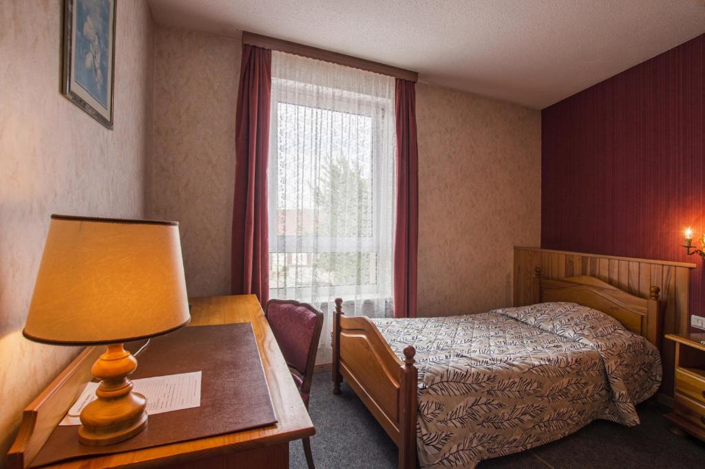 Postel nebo postele na pokoji v ubytování Logis Hôtel Restaurant Hostellerie de l'Étoile