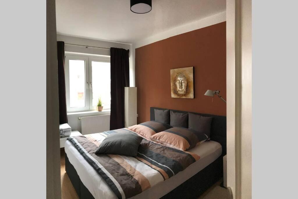 una camera da letto con un grande letto con pareti marroni di Trade fair and business apartment - Hannover Messe ad Hannover