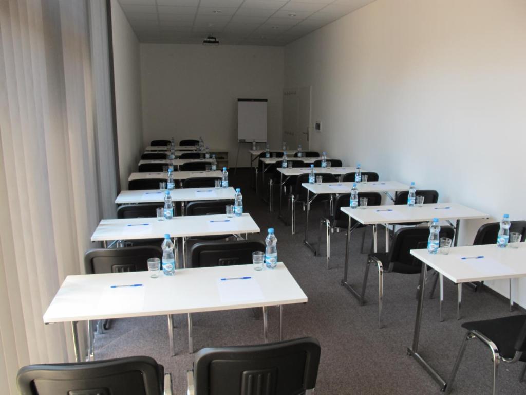 The business area and/or conference room at Hotel Kapitol