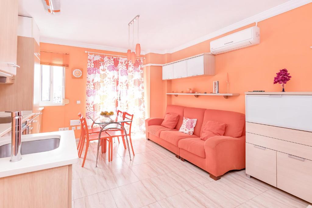 een woonkamer met een bank en een tafel bij Fuengirola Sensaciones de Verano in Fuengirola