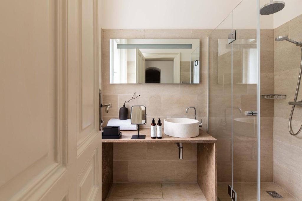 Ein Badezimmer in der Unterkunft Zola Hotel - Palais de Bohème Adults Only