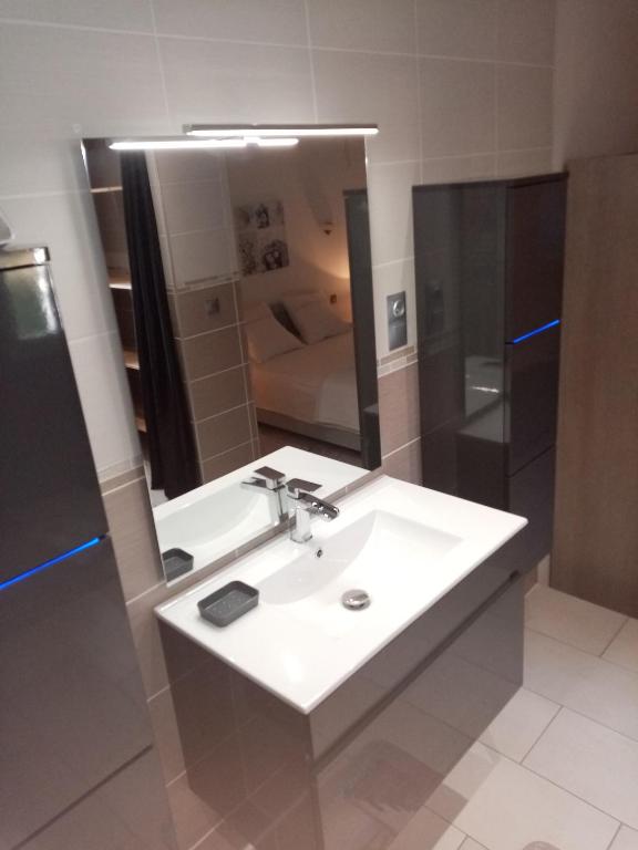 Appartement spacieux Wifi Stationnement gratuit petite terrasse - Housity