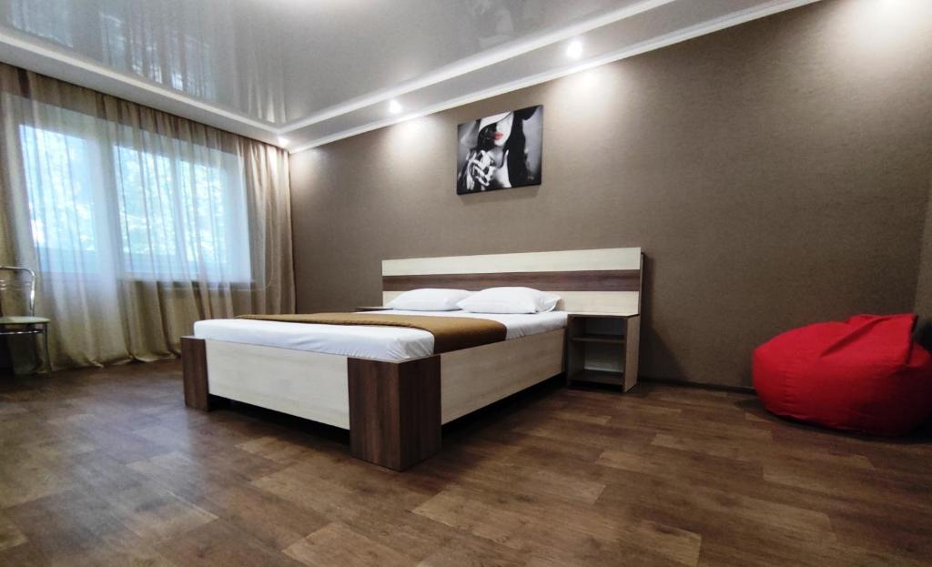 a bedroom with a bed and a red bag in it at Двухкомнатный люкс центр Соборности 29 KR Apartments in Kryvyi Rih