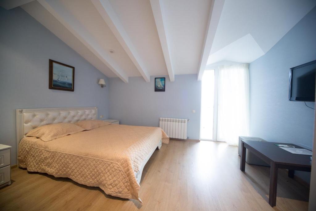 Postel nebo postele na pokoji v ubytování Kolyada Hotel