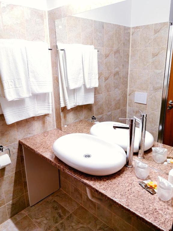 Koupelna v ubytování Hotel Muncel Băile Felix