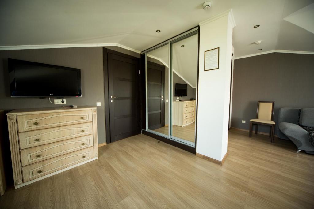 TV a/nebo společenská místnost v ubytování Kolyada Hotel