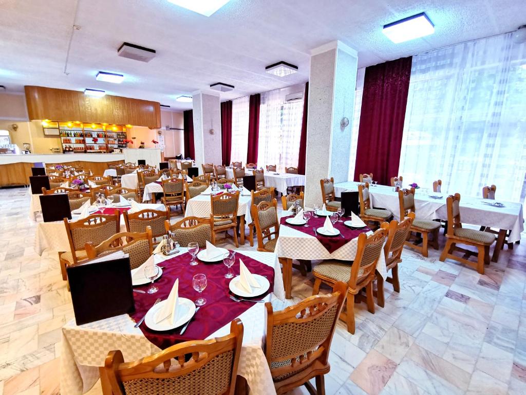 Restaurace v ubytování Hotel Muncel Băile Felix