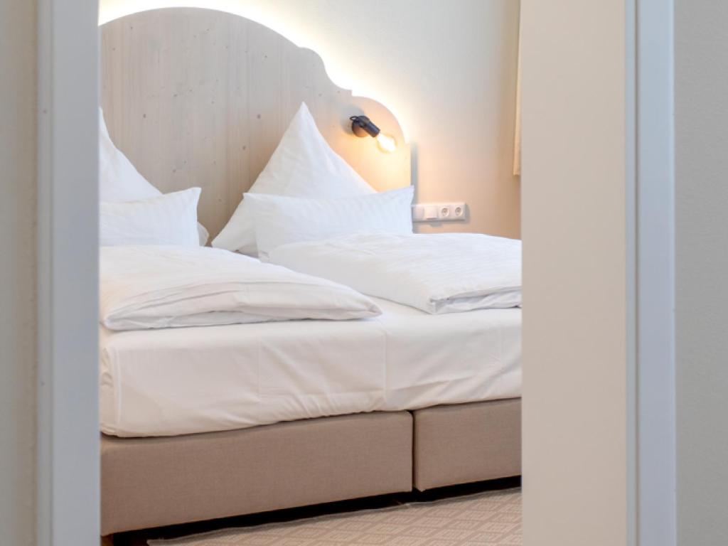 Postel nebo postele na pokoji v ubytování Hotel Tuchhaus