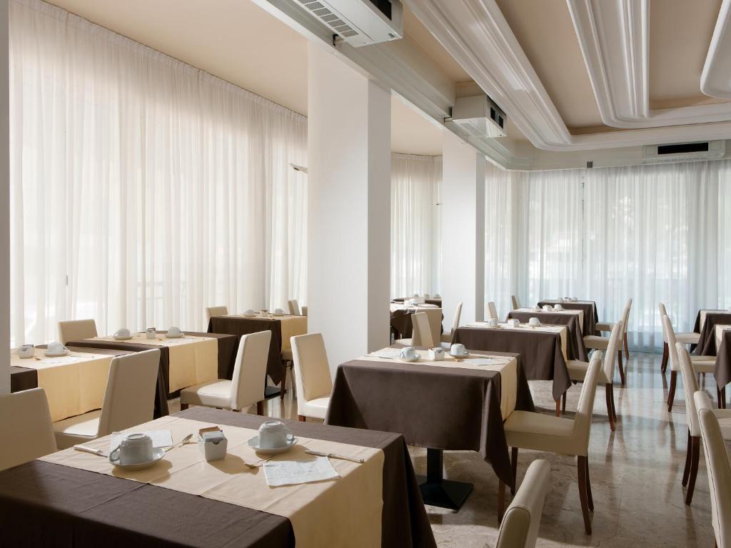 Ein Restaurant oder anderes Speiselokal in der Unterkunft Hotel Croce Di Malta 