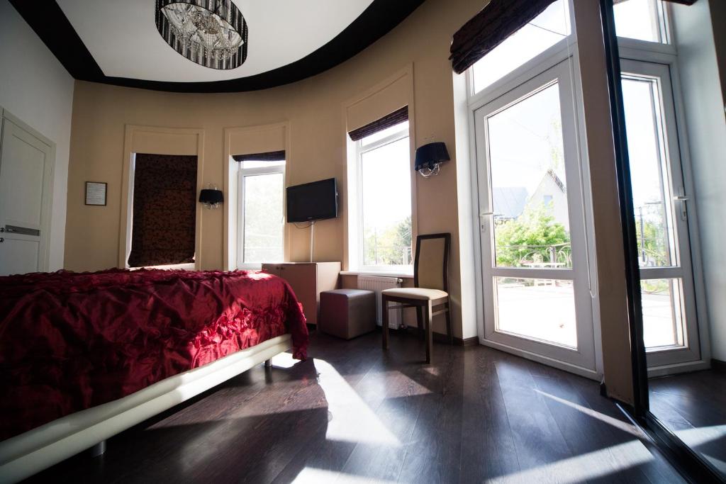 Postel nebo postele na pokoji v ubytování Kolyada Hotel