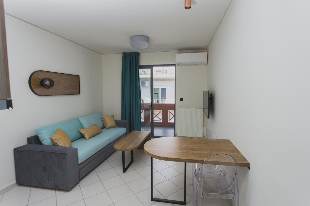 een woonkamer met een blauwe bank en een tafel bij Passenger in Alexandroupoli
