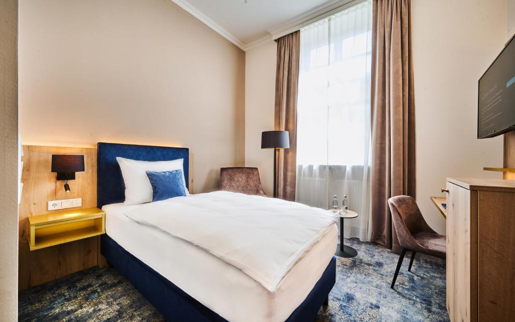 Postel nebo postele na pokoji v ubytování Hotel Zur Post Altötting