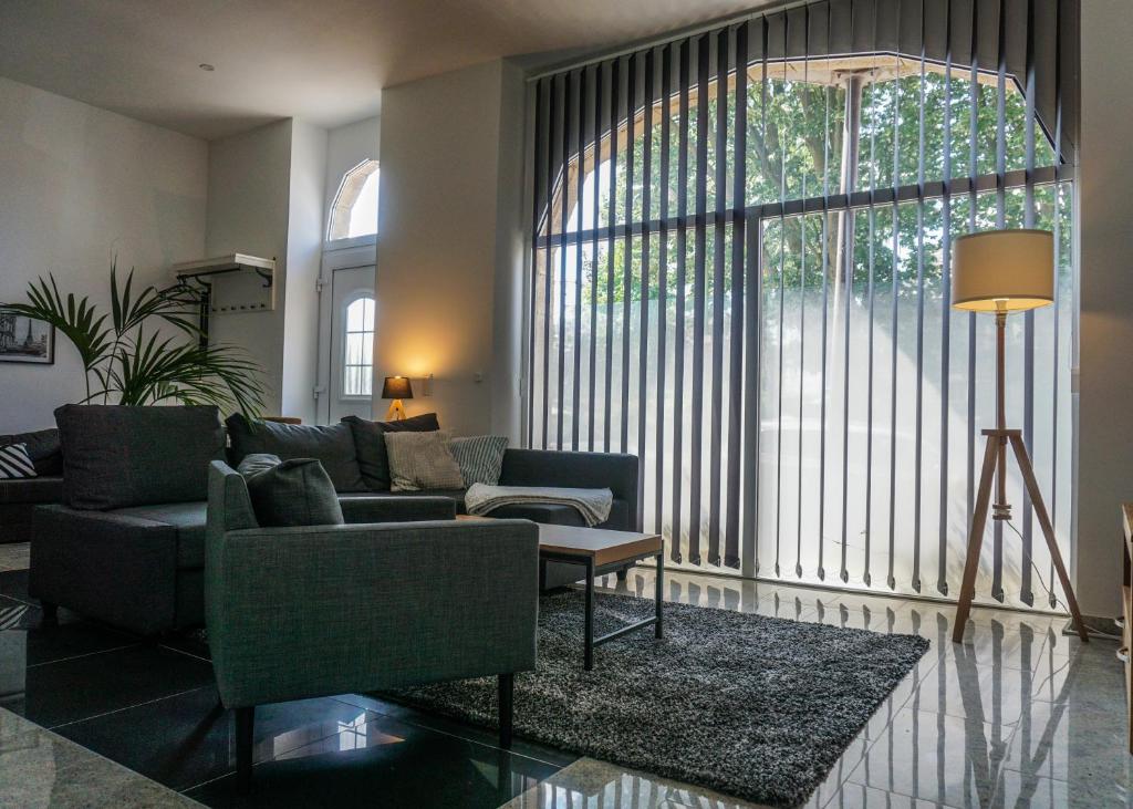 sala de estar con sofá y ventana grande en Vorhalle Apartment en Hagen