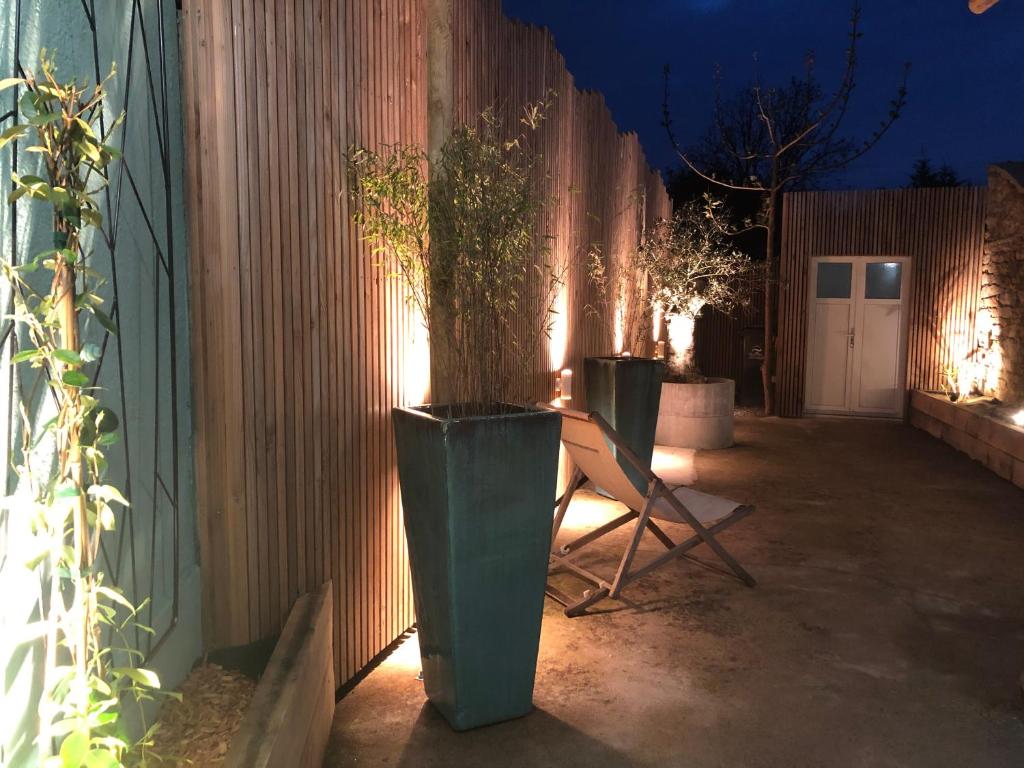 ヴァンヌにあるDU MANN petite maison jardin à 100m du port de Vannes avec PARKINGの塀の横の鉢植え