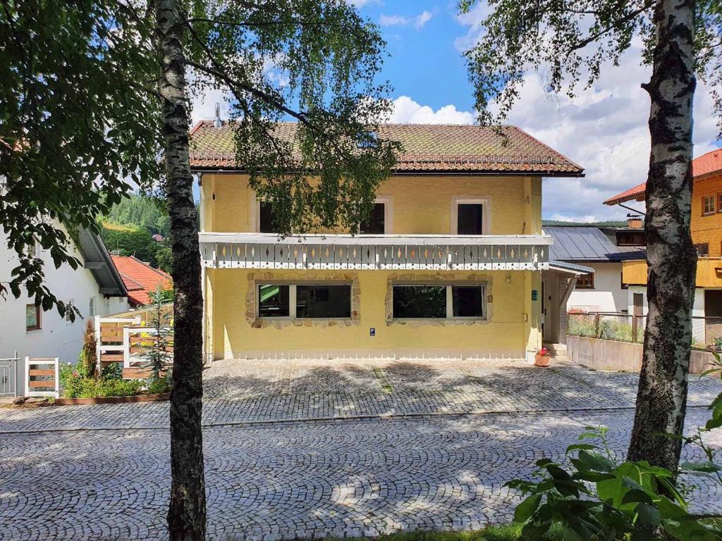 a yellow house sitting on top of a street at Forest Lodge - perfekt für Familien und Freunde in Bayerisch Eisenstein