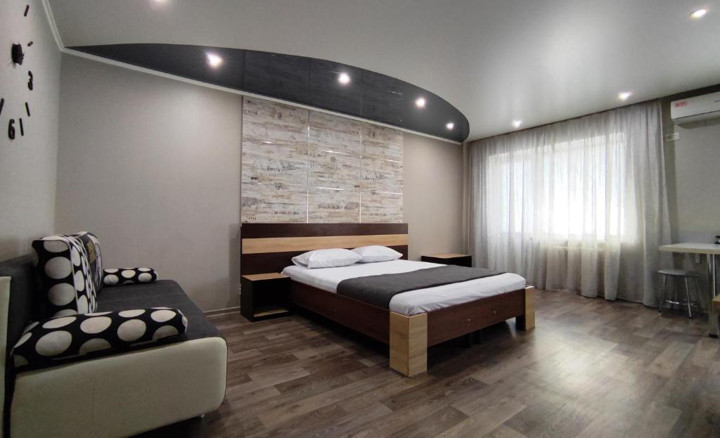una camera con un grande letto e una sedia di Люкс в центре Металлургов 31 KR Apartments a Kryvyj Rih