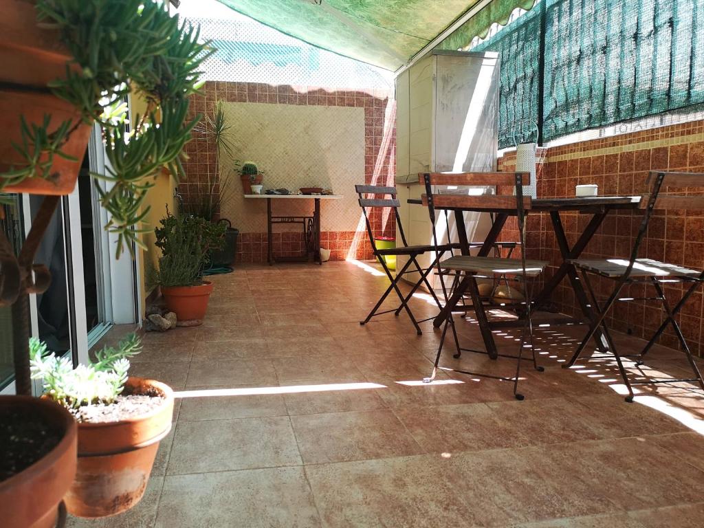un patio con mesa, sillas y plantas en City of Arts en Valencia