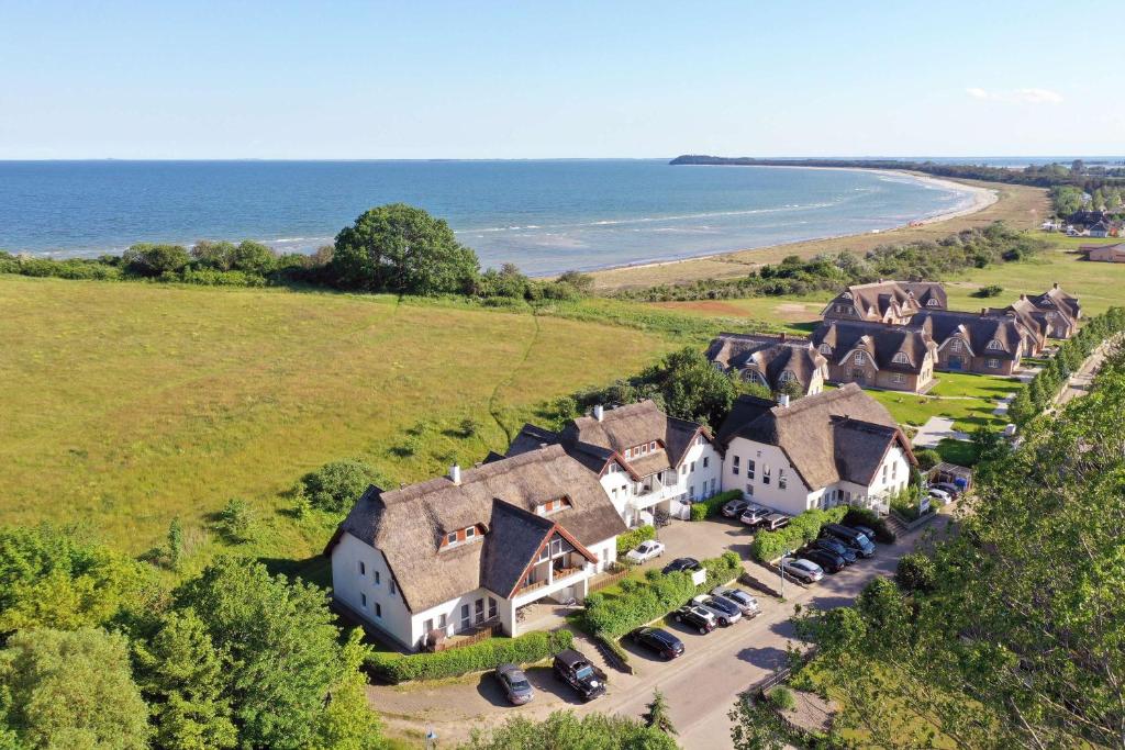 eine Luftansicht eines Hauses mit geparkten Autos in der Unterkunft strandnahe Ferienwohnung mit eigener Terrasse - Strandhaus Mönchgut FeWo 02 in Lobbe